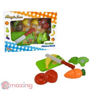 Tagliere con frutta e verdura tagliata